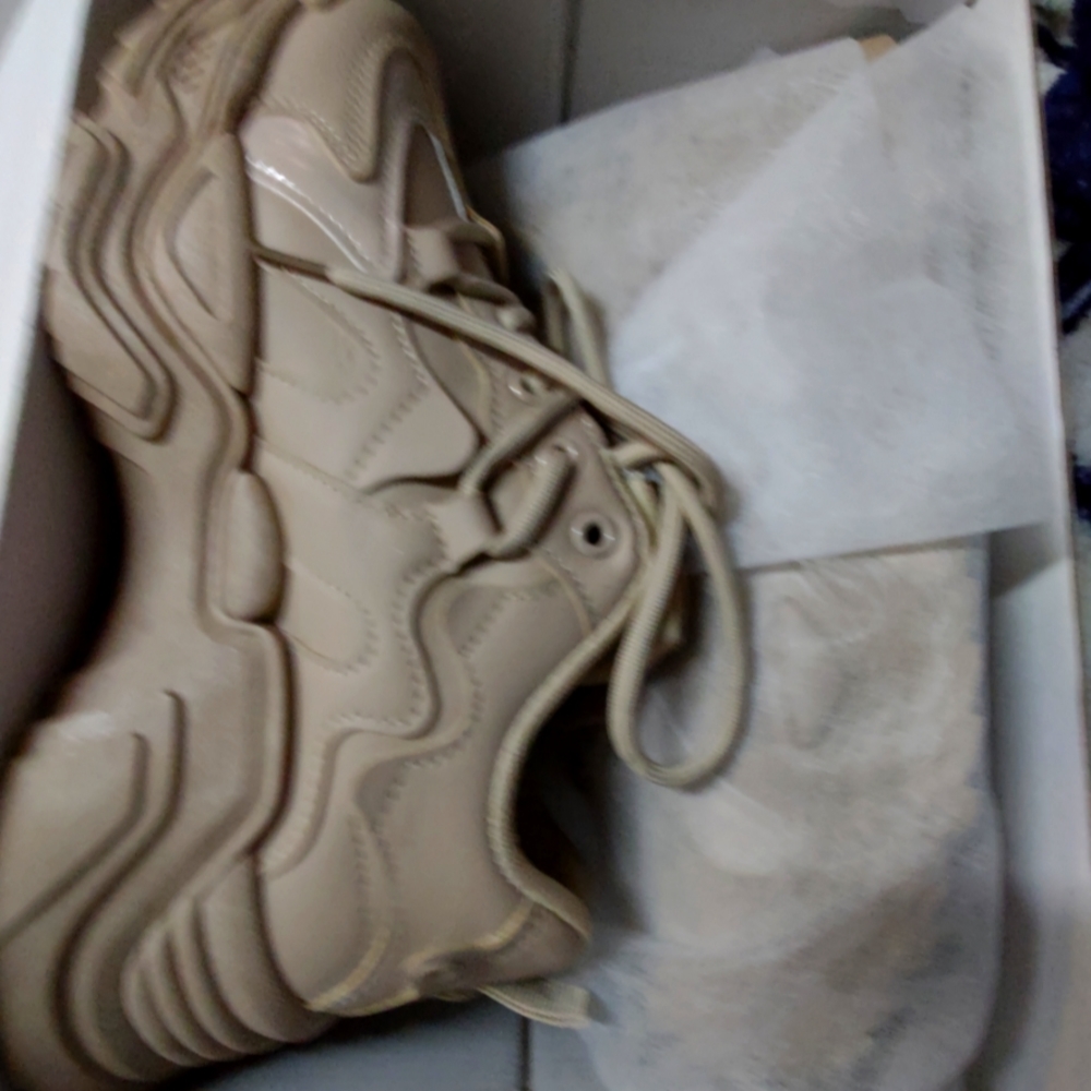 Ladies sneakers